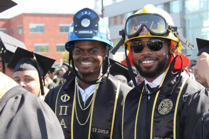 毕业典礼上，消防专业的毕业生穿着长袍，戴着头盔